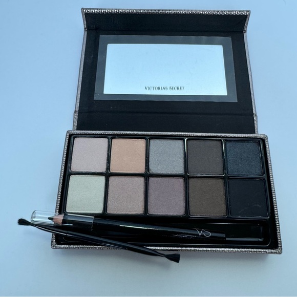 Victoria’s Secret THE NAKEDS Eyeshadow Palette, brush & extreme black eye liner - Picture 4 of 6